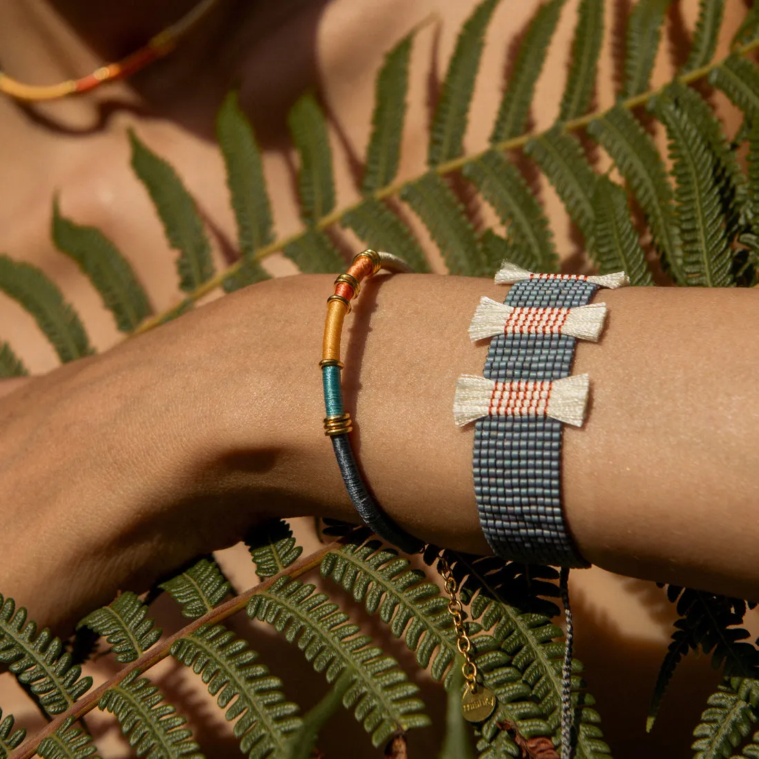 Adjustable bracelet woven with threads