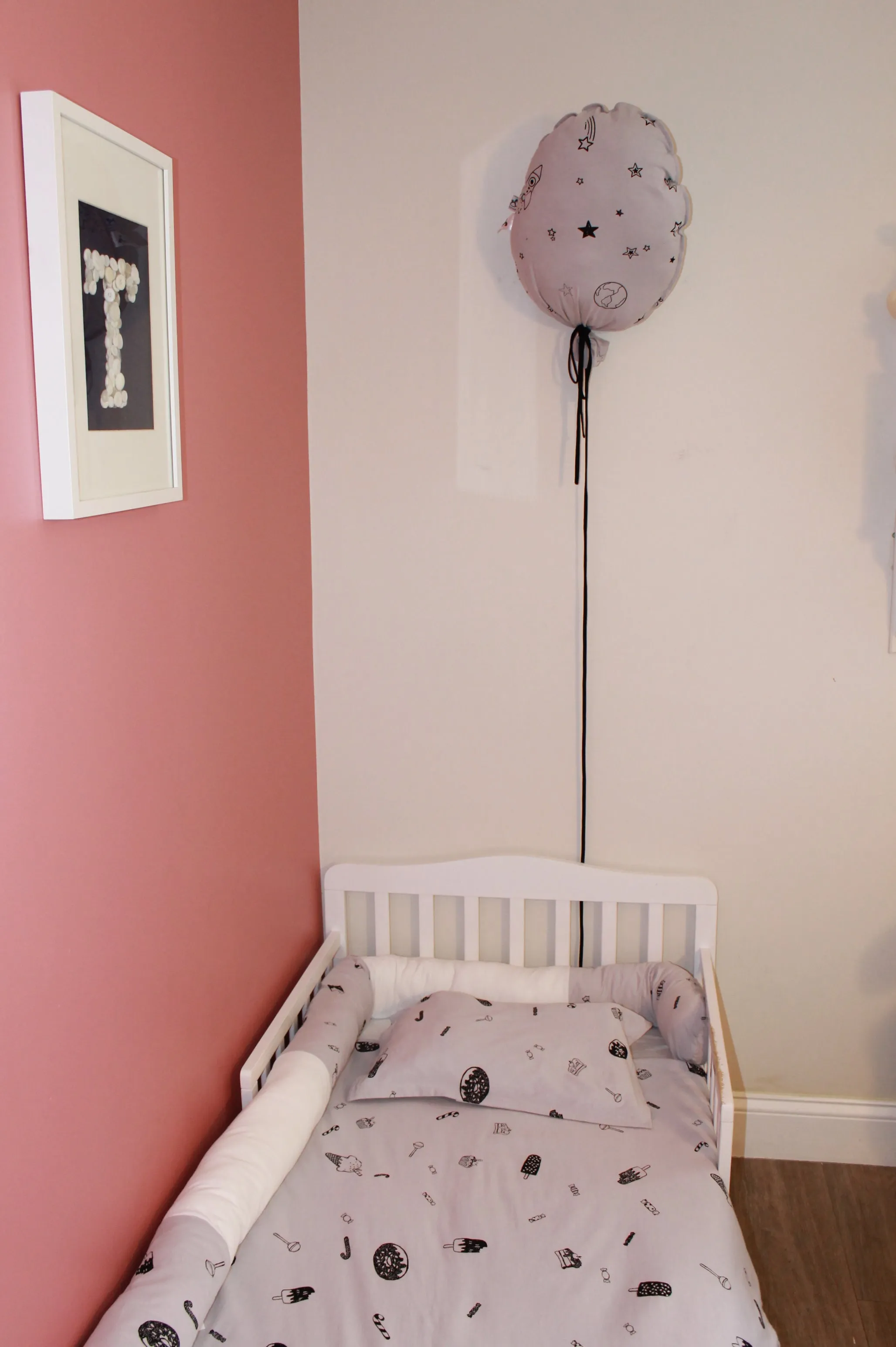 Balloon pillow- wall decoration