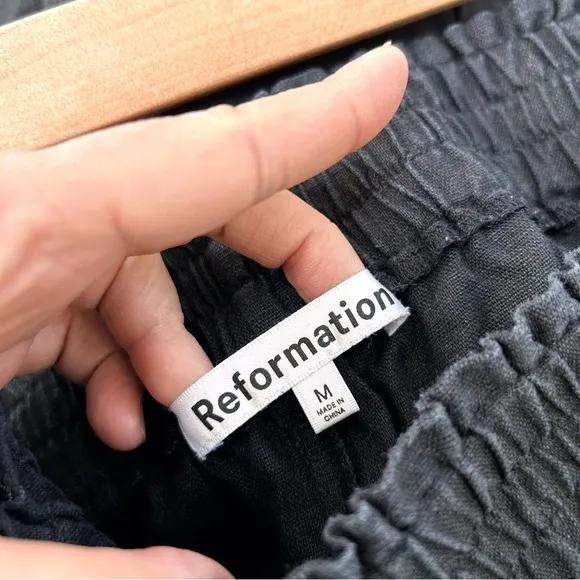Reformation Mila 100% Linen Pull On Relaxed Short in Black size M
